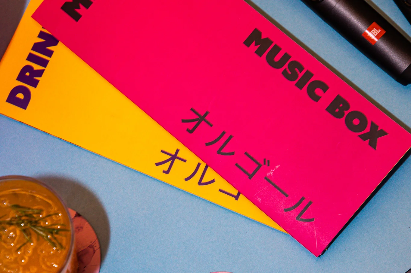 Cardápio do Music Box com detalhes em japonês sobre a mesa