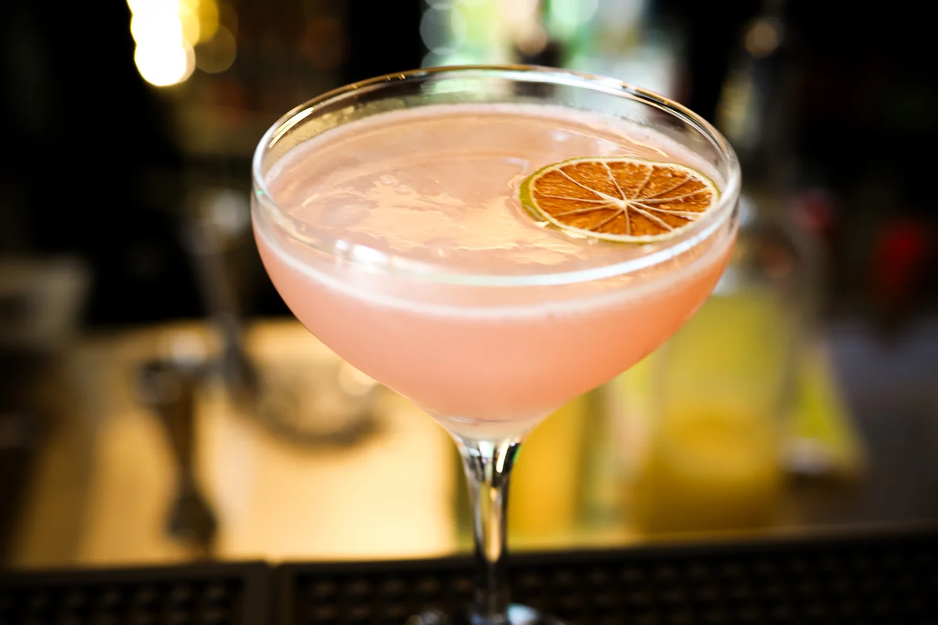 Drink clássico Cosmopolitan servido no bar do Music Box