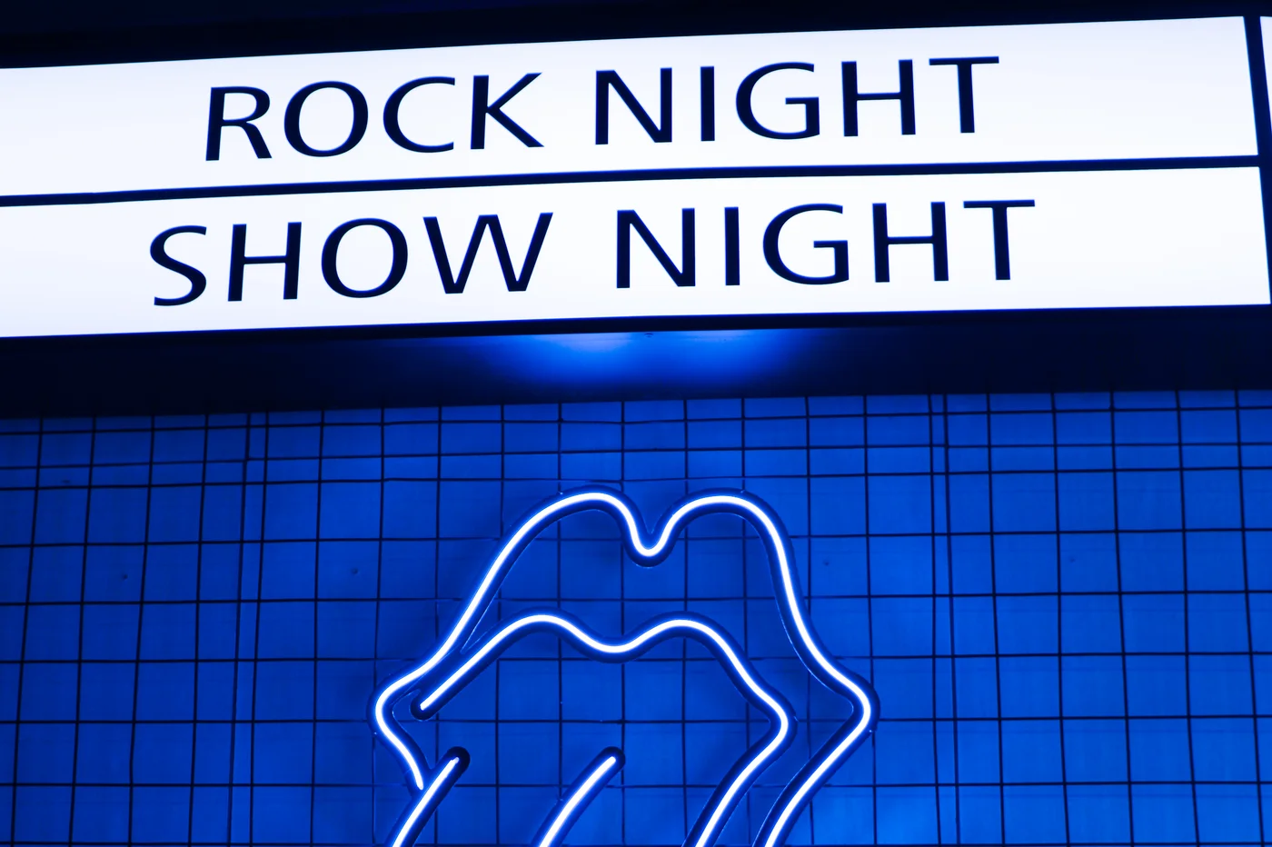Letreiro Rock Night Show Night e neon da língua dos Rolling Stones no Camarote Manhattan