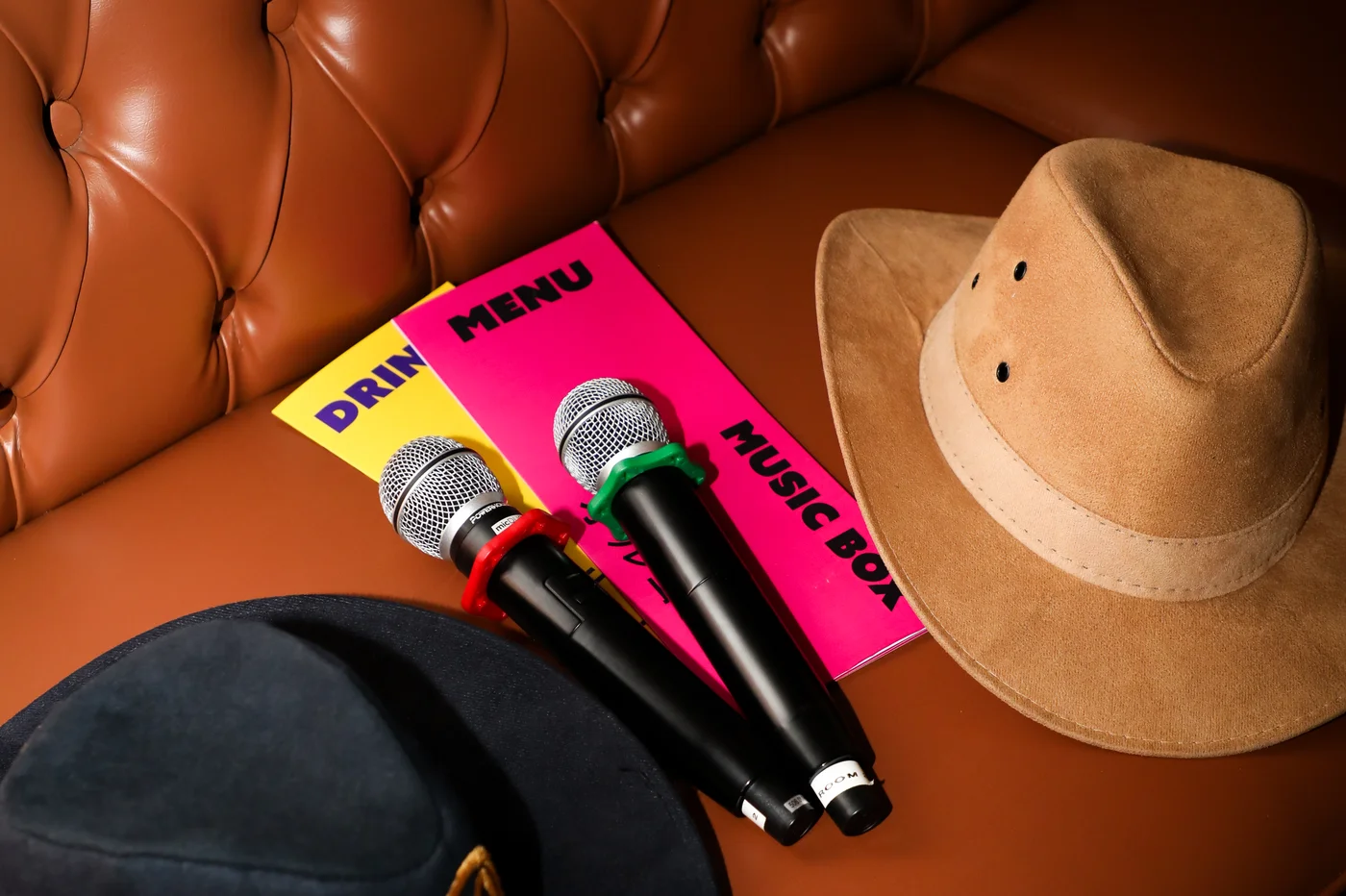 Chapéus de cowboy e microfones no Camarote Country do Music Box