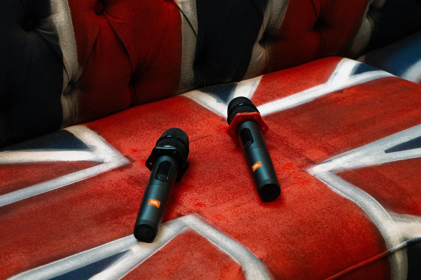 Sofá estampado com a bandeira do Reino Unido e microfones no Camarote Rolling Stones