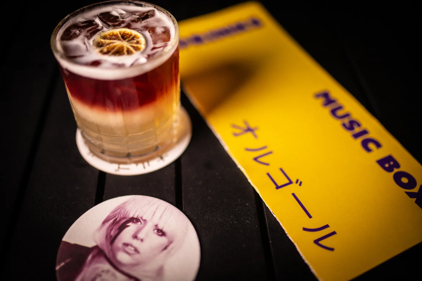 Drink autoral servido na mesa do Music Box
