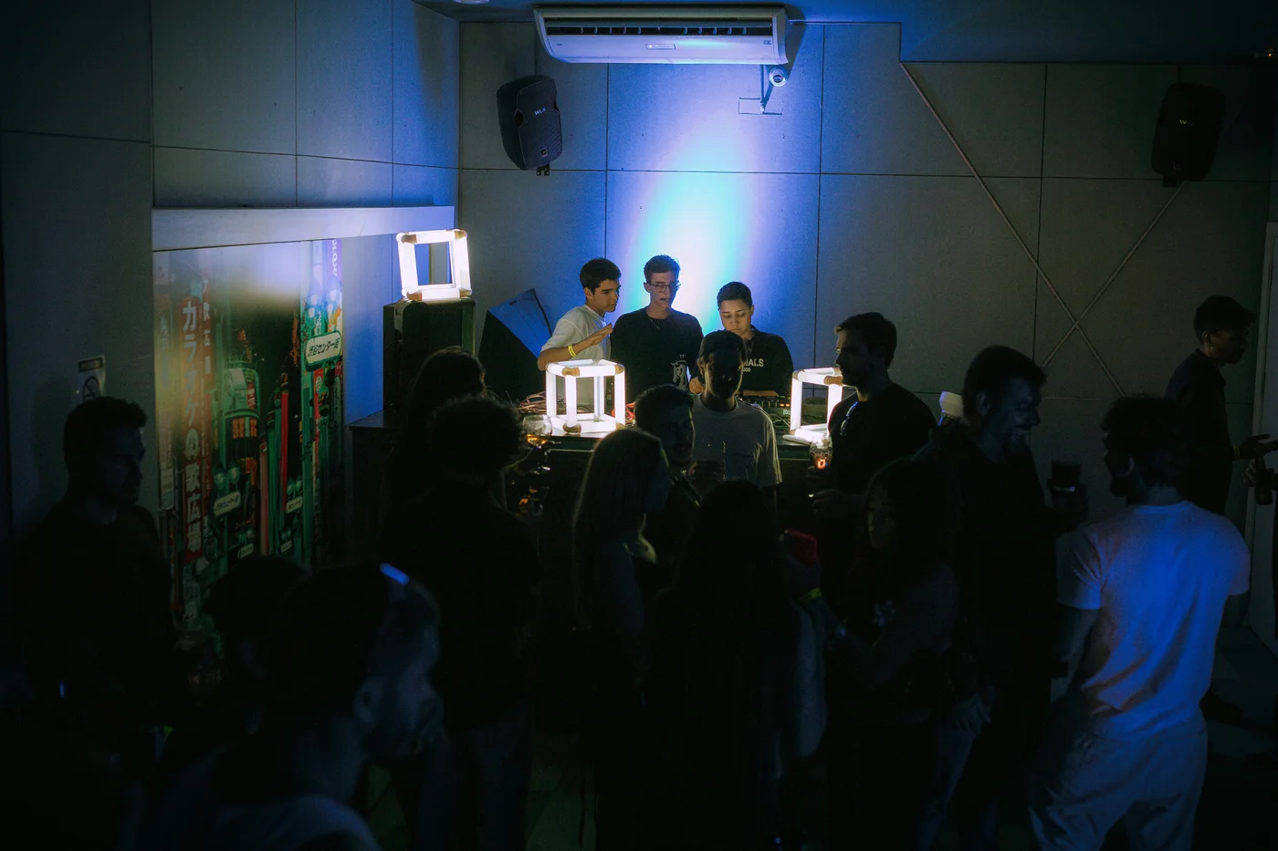 Ambiente do Music Box com luz azul e clima de festa
