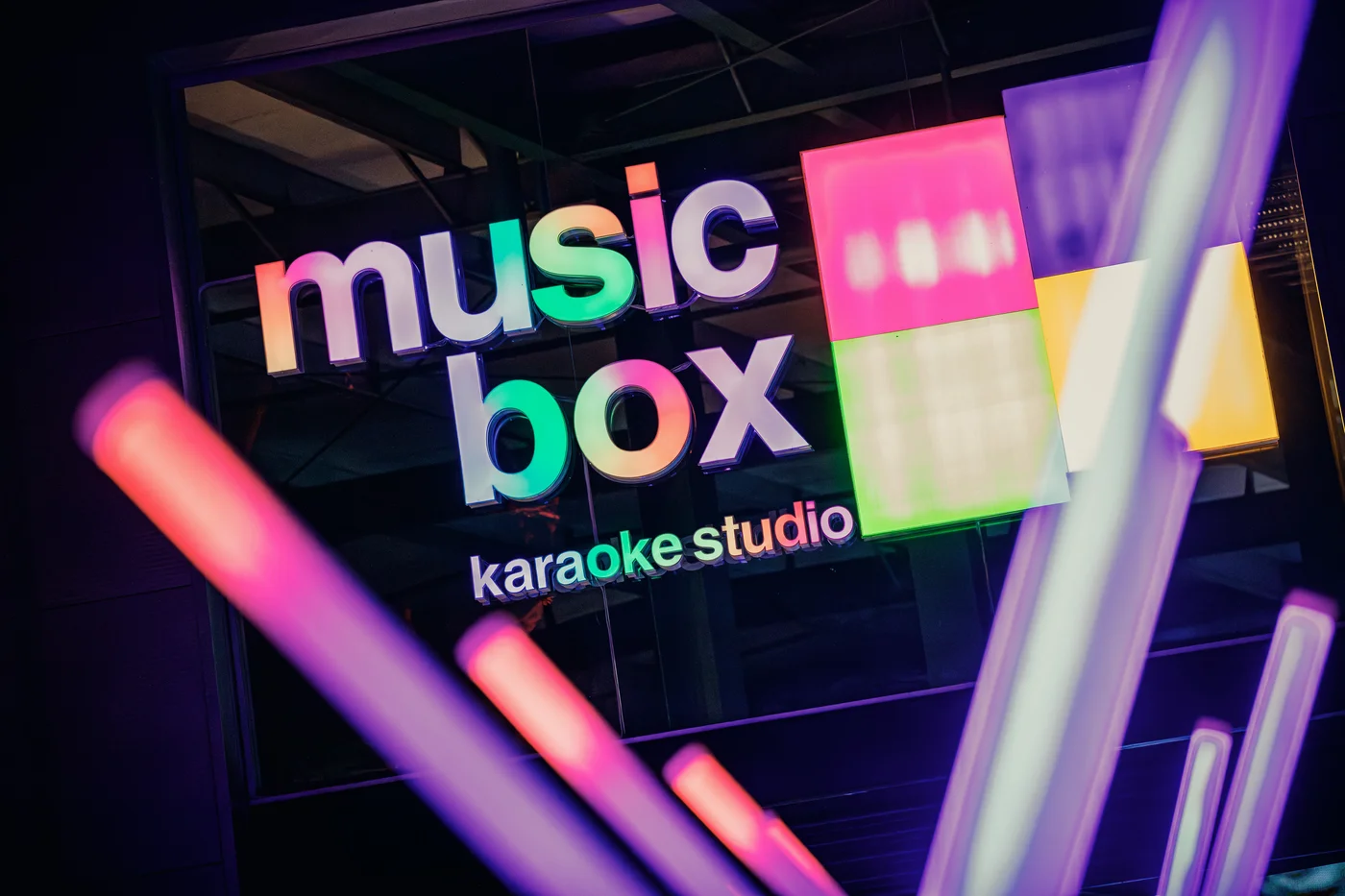 Letreiro em neon do Music Box Karaokê Studio