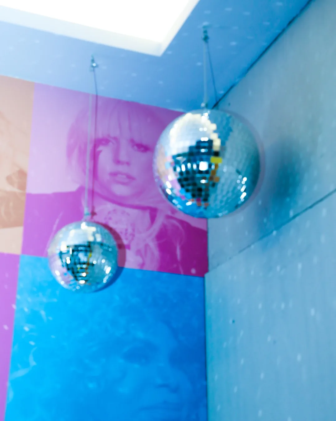 Decoração com bola de espelho em camarote do Music Box