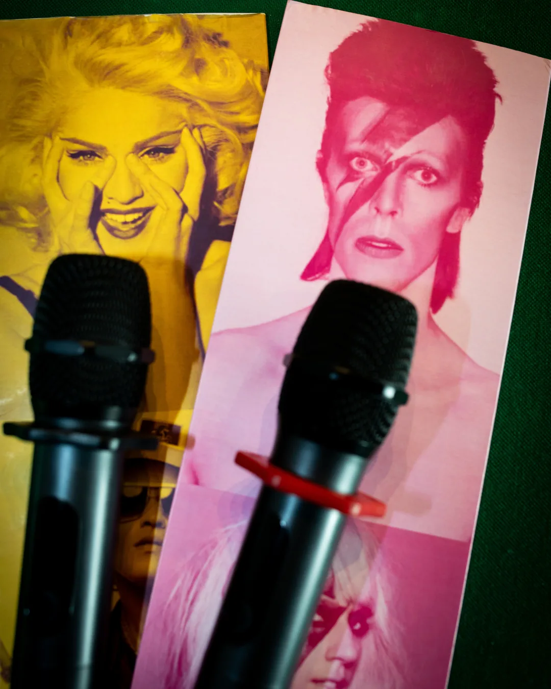 Decoração com capas de vinil e microfones no Music Box