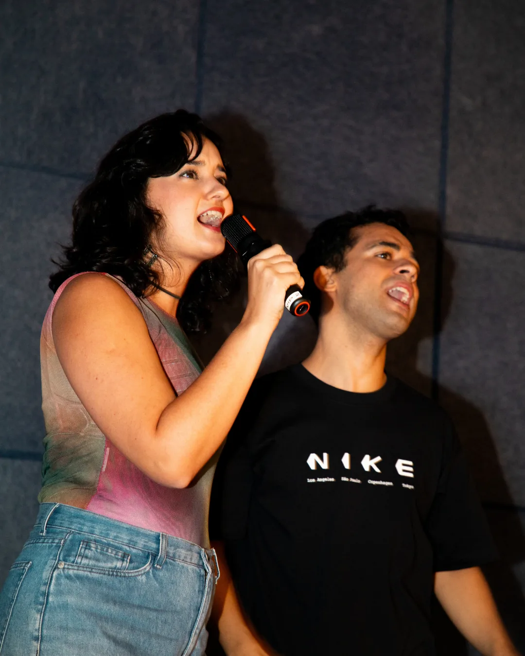 Grupo de amigos cantando durante o after no Music Box