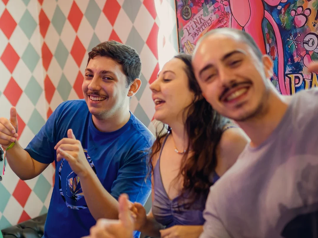 Grupo de amigos comemorando em um dos camarotes temáticos do Music Box