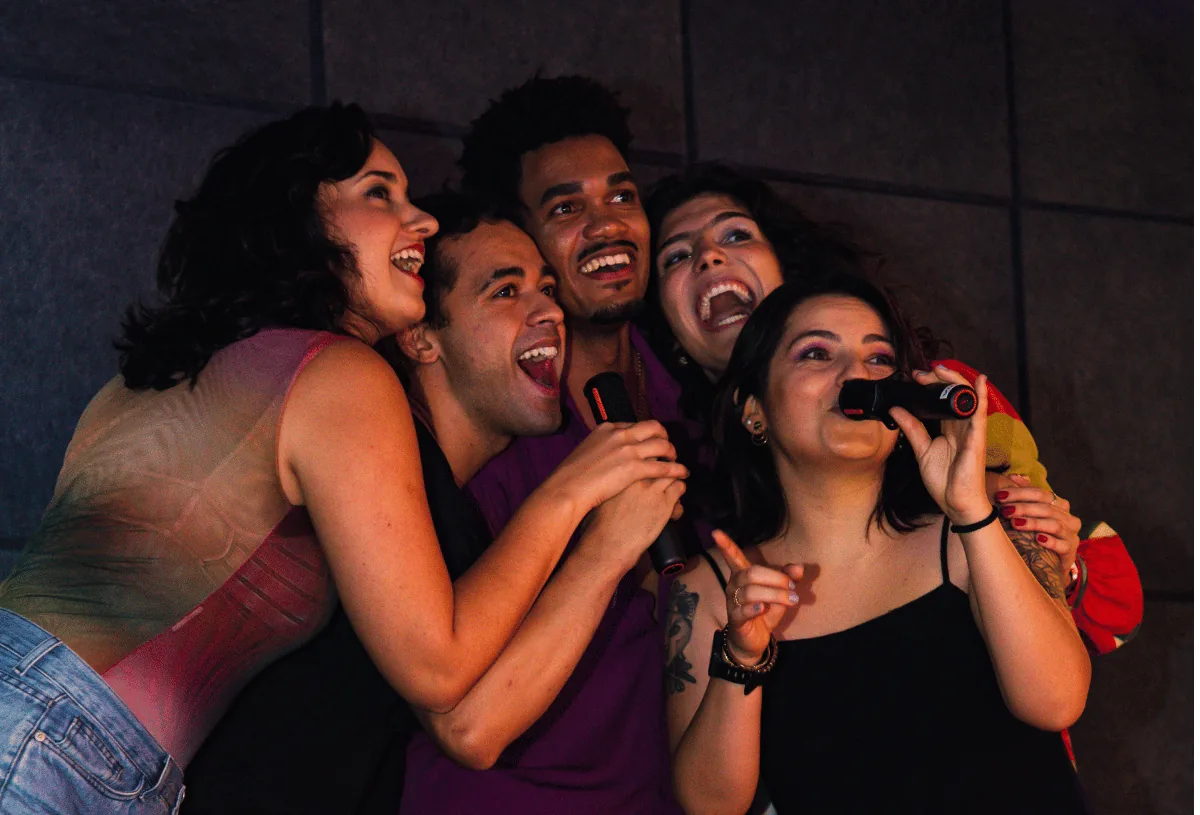 Turma de amigos cantando juntos no Music Box